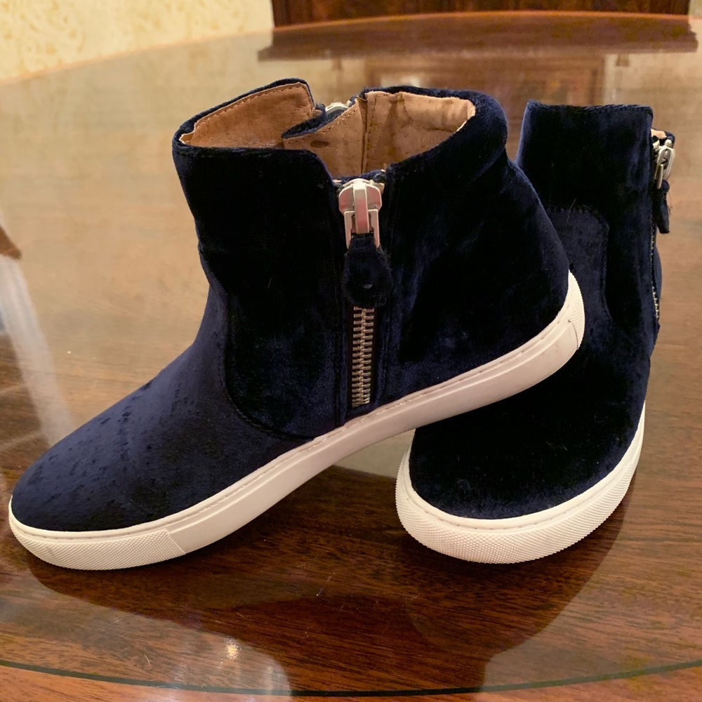 Kenneth Cole navy velvet boots